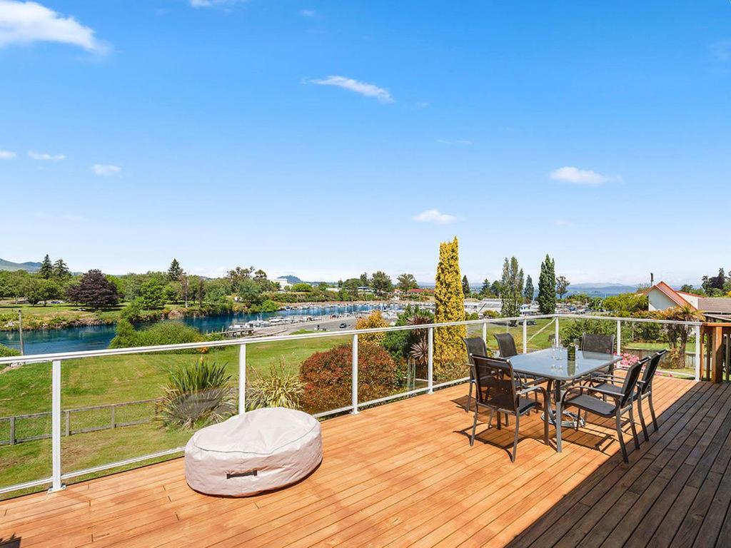Central Riverside Retreat - Taupo Holiday Home Extérieur photo
