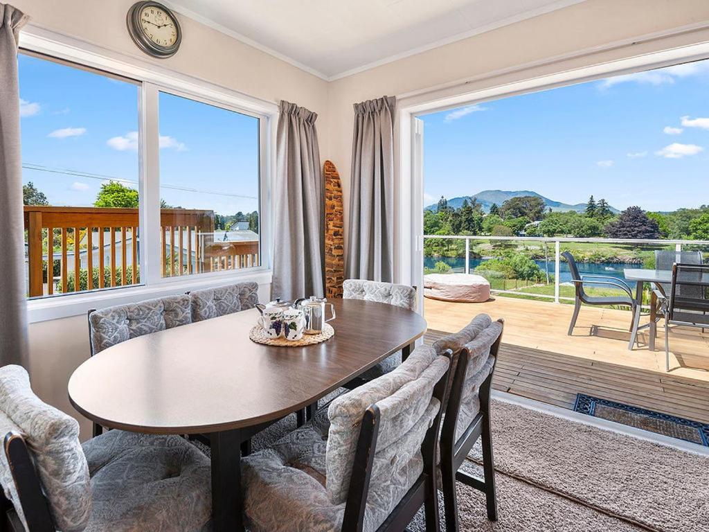 Central Riverside Retreat - Taupo Holiday Home Extérieur photo